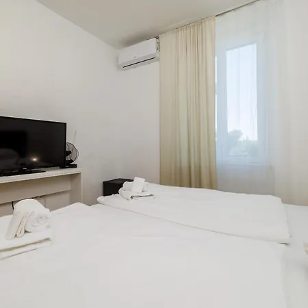 Beach Villa Selce Хостел