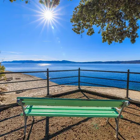 Beach Villa Selce Hostel