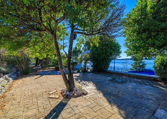 Beach Villa Selce Hostel